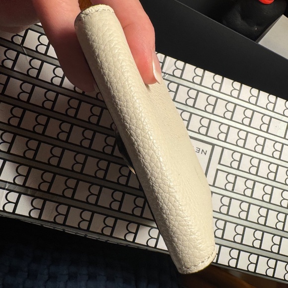 Coach Chalk Leather Wallet with Gold Horse & Carriage Close - Picture 8 of 9